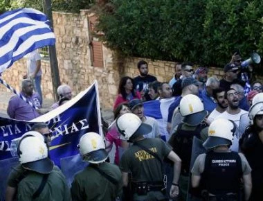 Βράζει ο ελληνικός λαός: Νέα κινητοποίηση πολιτών έξω από την εκδήλωση του ΣΥΡΙΖΑ στην Παιανία για το Σκοπιανό (φωτο)